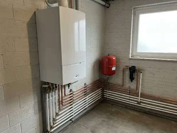 Nieuwe condensatieketel aan de muur met vuilfilter en expansievat